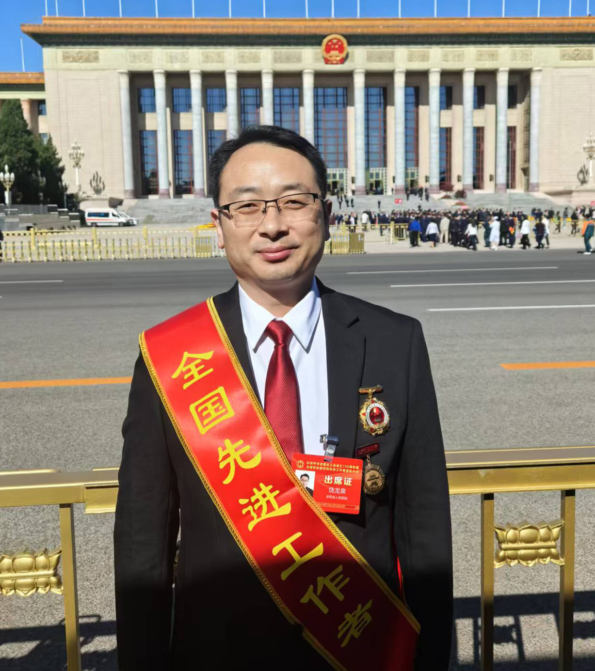 医者仁心守护百姓健康蓝天——记全国先进工作者饶龙泉