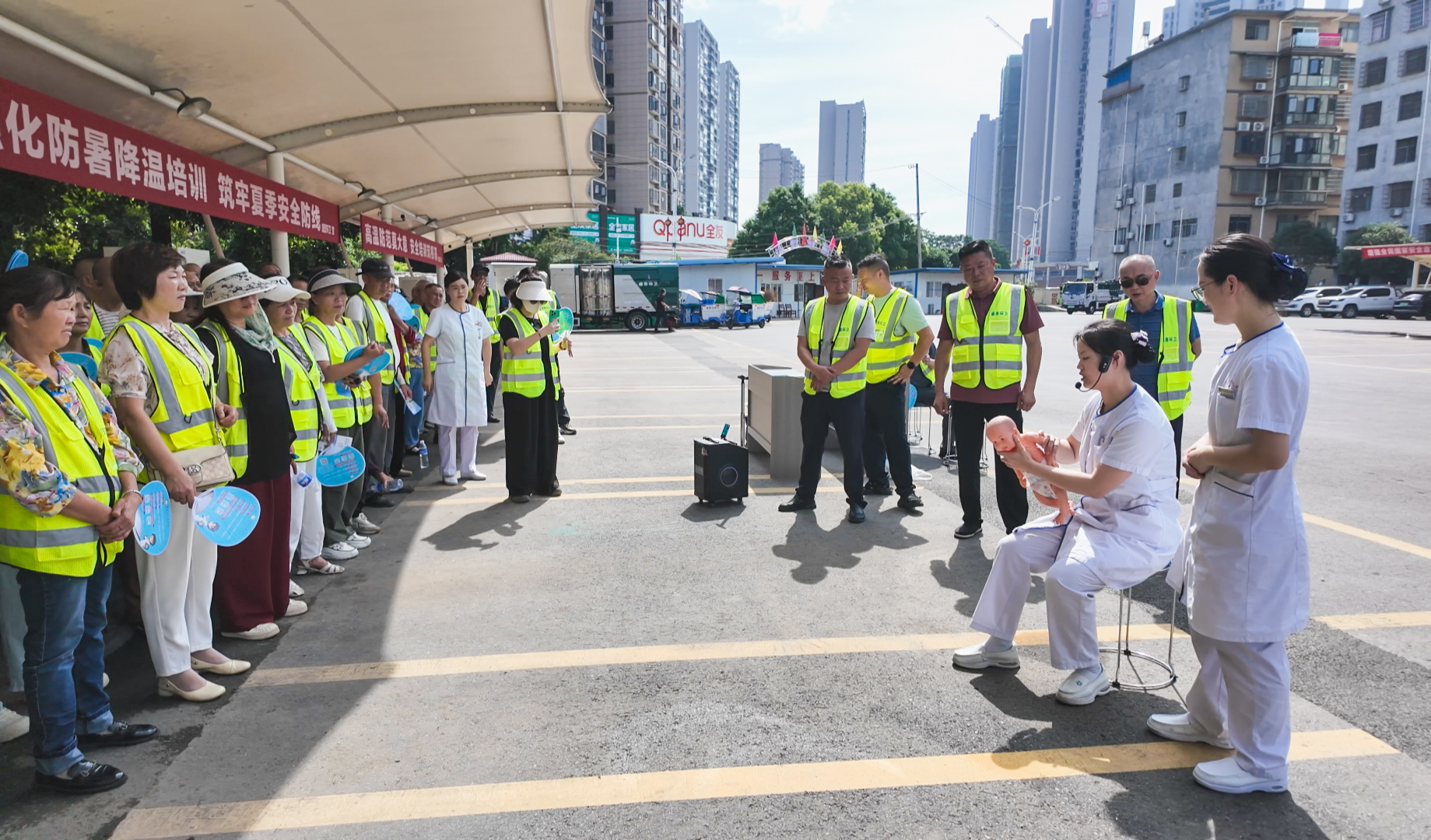 炎炎夏季崇阳县人民医院为环卫工人开“凉”方